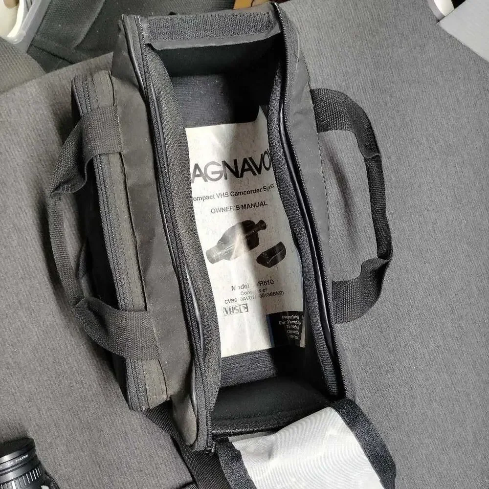 Magnavox EasyCam CVR610A01 VHS Camcorder 10:1 Zoom Retro Analog Camera Bag EUC